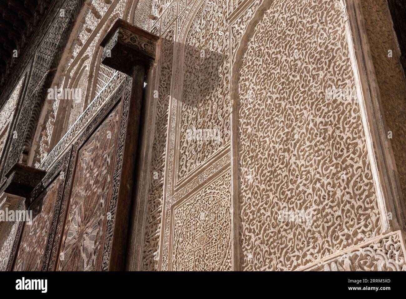 FES, Marocco, tradizionale facciata orientale nel cortile della madrasa Bou Inaniya nella medina di FES, Marocco Foto Stock