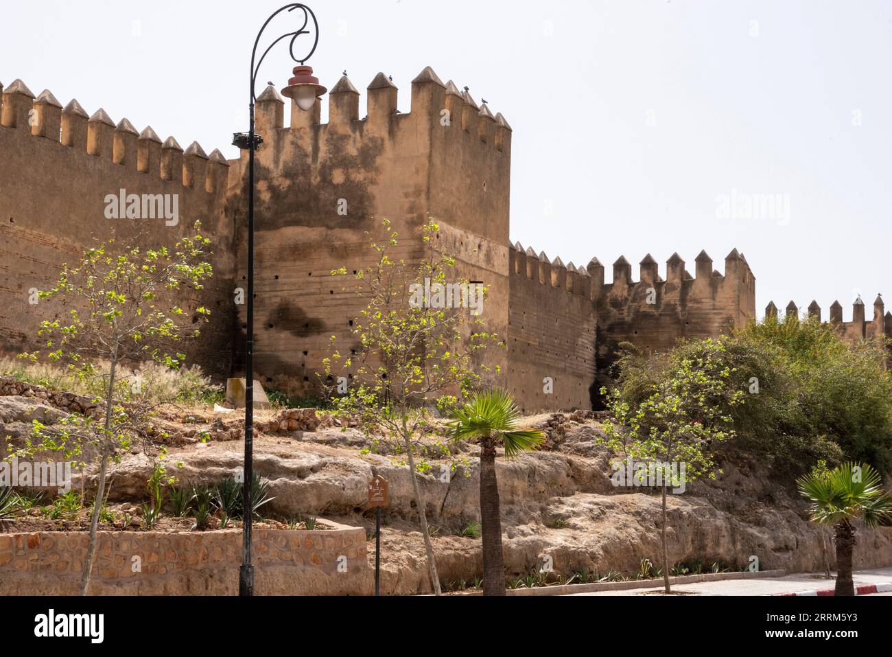 Scenografica cinta muraria medievale a Fes, Marocco Foto Stock