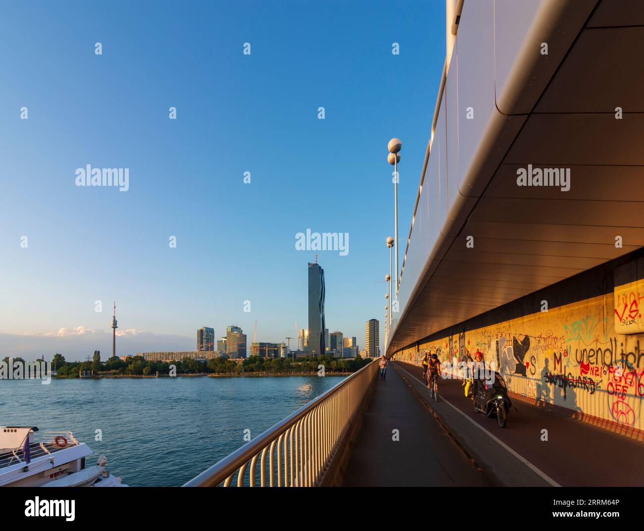 Vienna, fiume Donau (Danubio), navi da crociera al terminal delle navi da crociera Donaulände al ponte Reichsbrücke, vista di Donauturm, Donaucity, DC Tower 1 nel 02. Distretto Leopoldstadt, Vienna, Austria Foto Stock