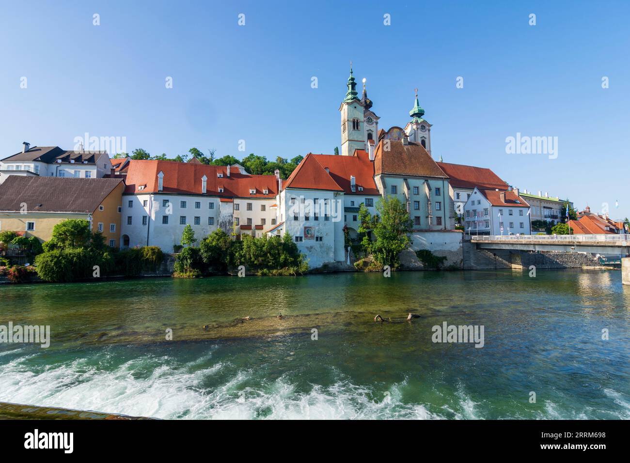 Steyr, casa Bürgerspital, chiesa di San Michele, fiume Steyr a Steyr, regione del parco nazionale, alta Austria, Austria Foto Stock