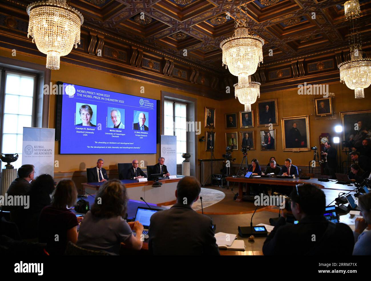 221005 -- STOCCOLMA, 5 ottobre 2022 -- l'annuncio del Premio Nobel per la chimica del 2022 si tiene a Stoccolma, Svezia, 5 ottobre 2022. Carolyn R. Bertozzi e K. Barry Sharpless dagli Stati Uniti e Morten Meldal dalla Danimarca hanno condiviso il Premio Nobel per la chimica 2022 per lo sviluppo della chimica clic e bioortogonale, la Royal Swedish Academy of Sciences ha annunciato mercoledì. SVEZIA-STOCCOLMA-PREMIO NOBEL-CHIMICA RenxPengfei PUBLICATIONxNOTxINxCHN Foto Stock
