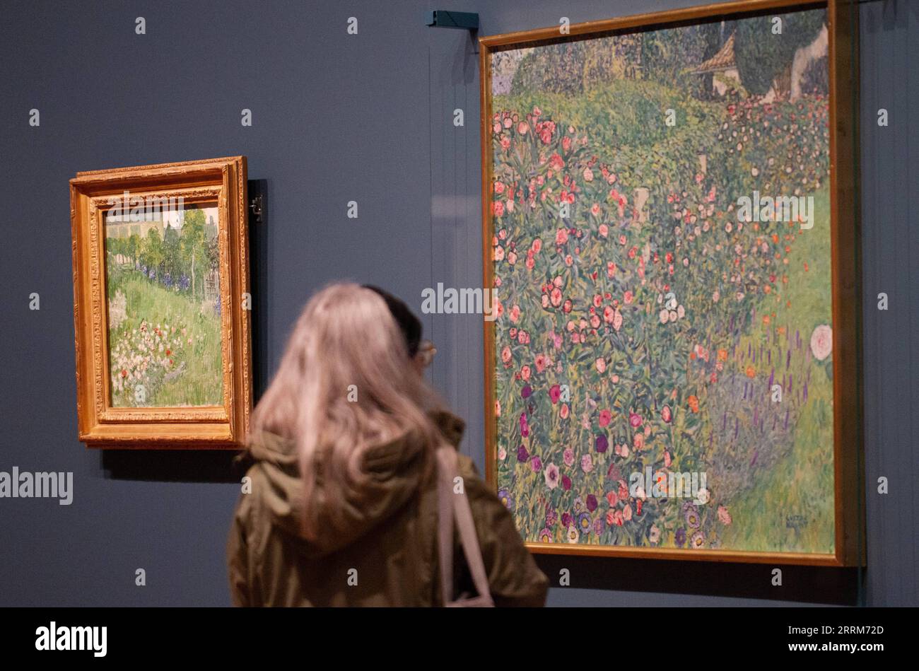 221005 -- AMSTERDAM, 5 ottobre 2022 -- Una donna visita una mostra con le opere del pittore austriaco Gustav Klimt 1862-1918 al Museo Van Gogh di Amsterdam, Paesi Bassi, 5 ottobre 2022. Foto di /Xinhua THE NETHERLANDS-AMSTERDAM-VAN GOGH MUSEUM-EXHIBITION SylviaxLederer PUBLICATIONxNOTxINxCHN Foto Stock