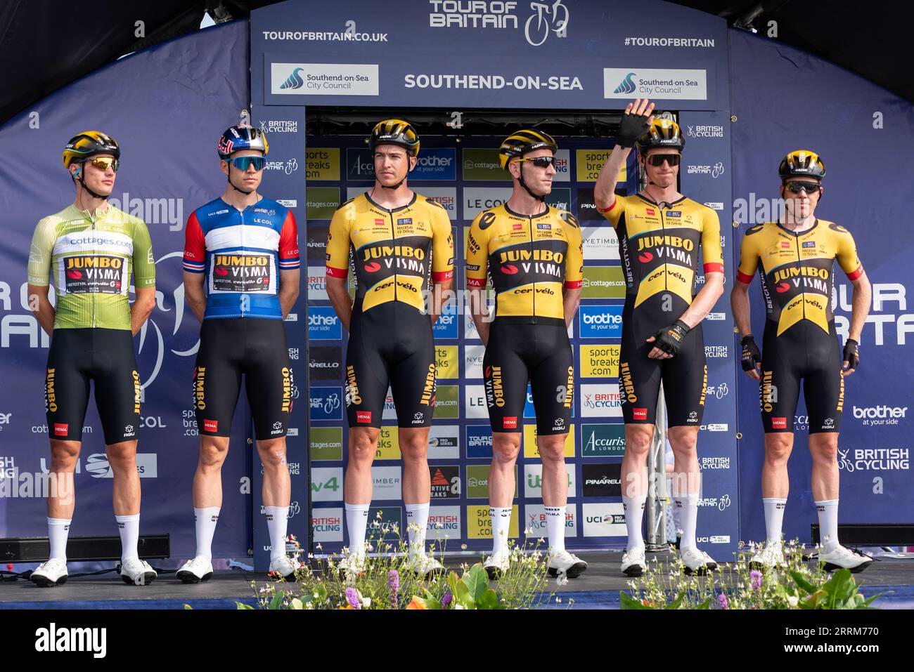 Il team Jumbo Visma alla gara ciclistica Tour of Britain, la 6a tappa parte da Southend on Sea, Essex, Regno Unito, con punti di testa e maglie da corsa Foto Stock