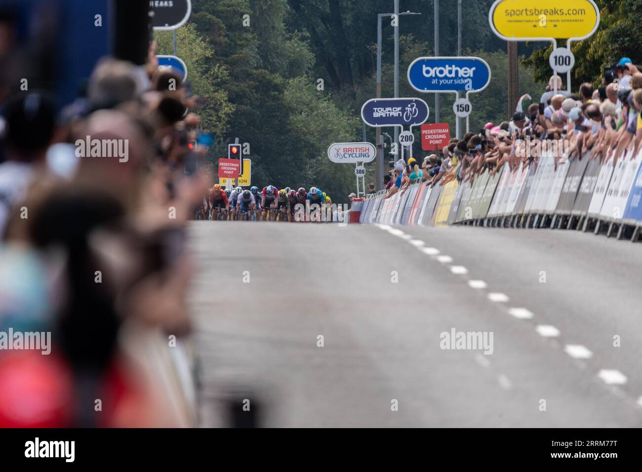 Concludi subito la gara ciclistica del Tour of Britain, tappa 6, al traguardo di Harlow, Essex, Regno Unito. I piloti salgono la collina verso il traguardo Foto Stock