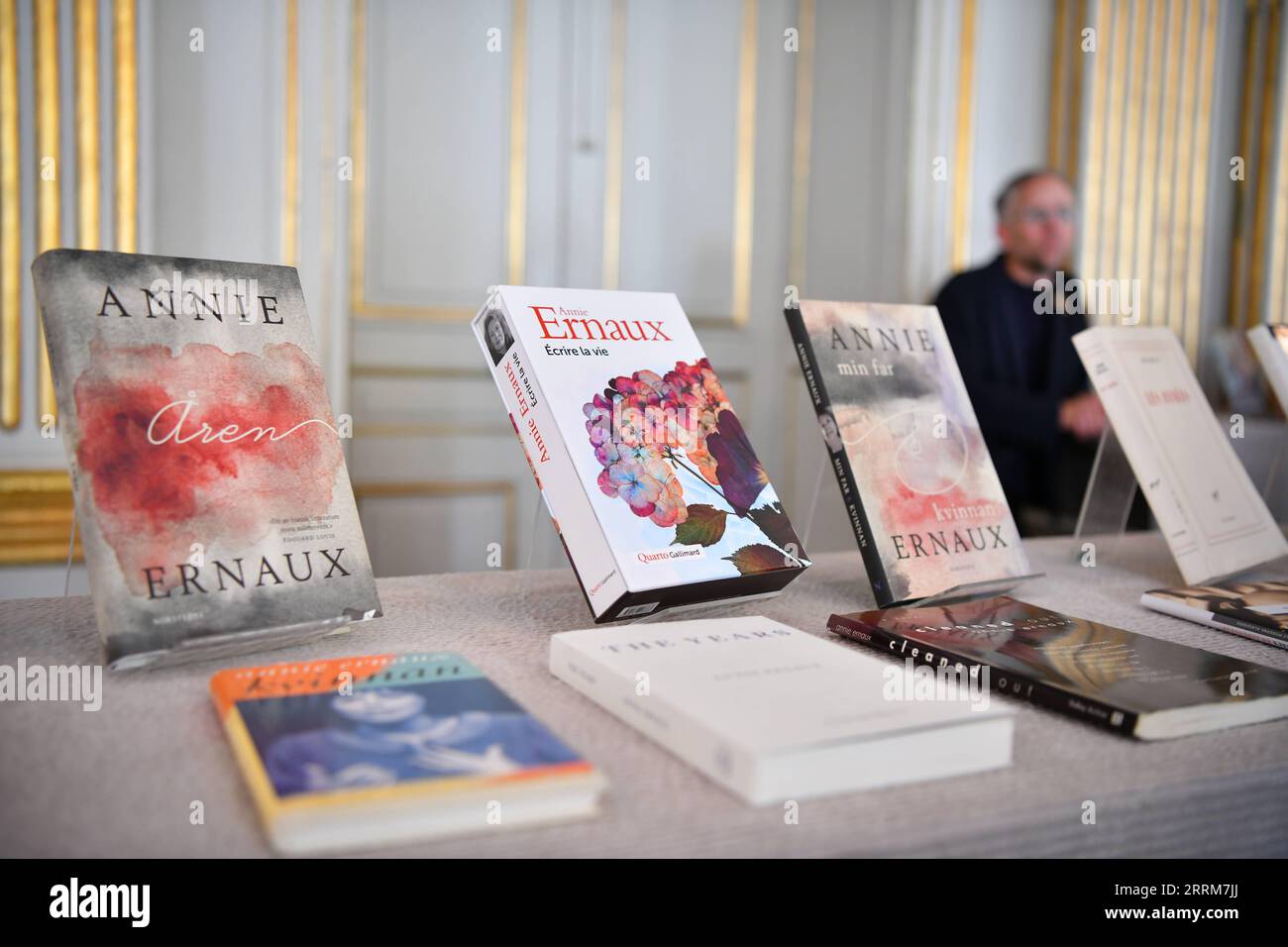 221006 -- STOCCOLMA, 6 ottobre 2022 -- opere di Annie Ernaux sono esposte durante l'annuncio del Premio Nobel per la letteratura 2022, a Stoccolma, Svezia, 6 ottobre 2022. La scrittrice francese Annie Ernaux ha vinto il Premio Nobel per la letteratura nel 2022, l'Accademia svedese ha annunciato qui giovedì, per il coraggio e l'acutezza clinica con cui scopre le radici, gli estranei e i vincoli collettivi della memoria personale. SVEZIA-STOCCOLMA-PREMIO NOBEL-LETTERATURA RenxPengfei PUBLICATIONxNOTxINxCHN Foto Stock