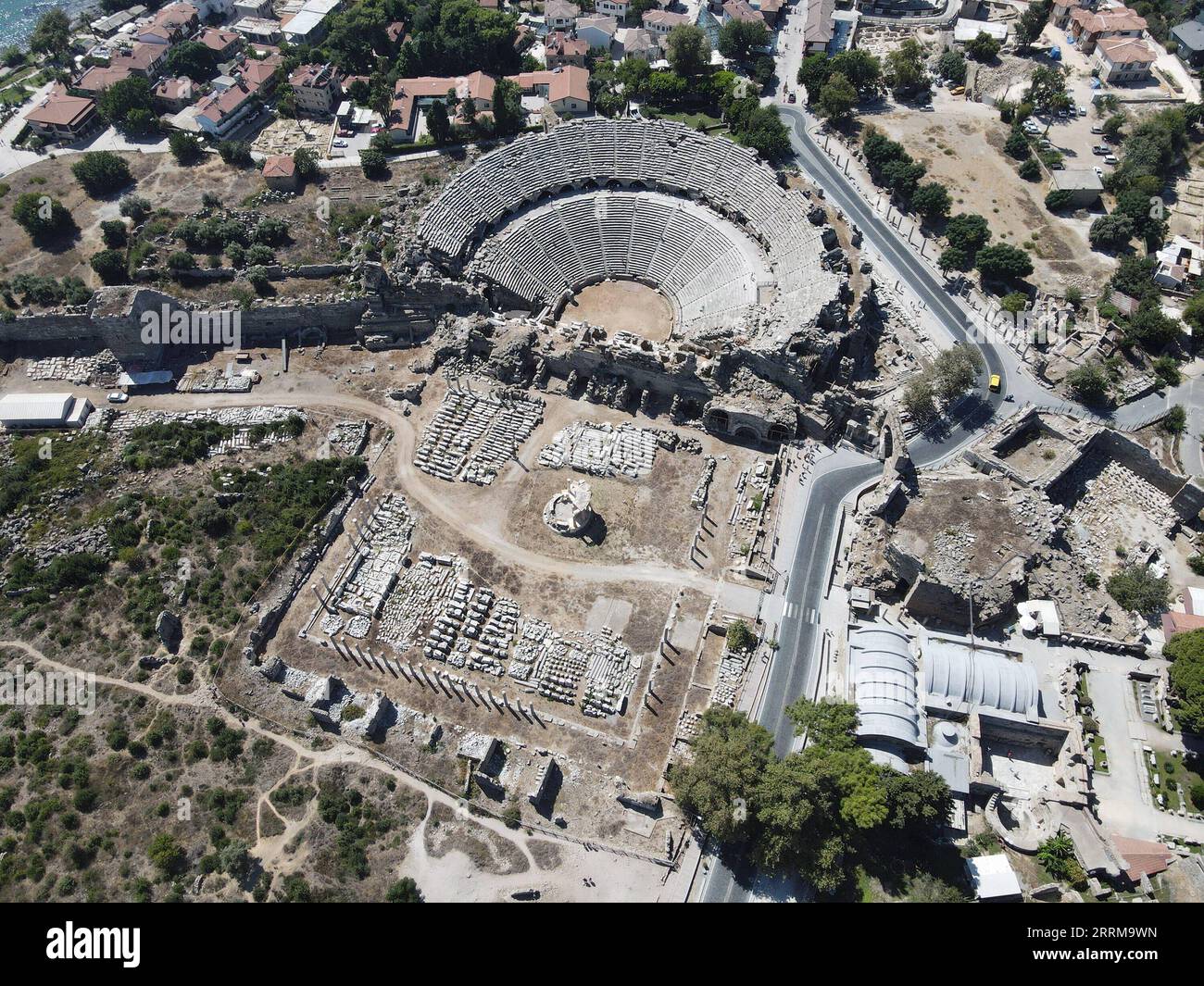 221008 -- ANTALYA, 8 ottobre 2022 -- foto aerea scattata l'8 ottobre 2022 mostra una vista dell'antica città laterale di Antalya, Trkiye. Foto di /Xinhua TRKIYE-ANTALYA-SIDE ANTICA CITTÀ MustafaxKaya PUBLICATIONxNOTxINxCHN Foto Stock