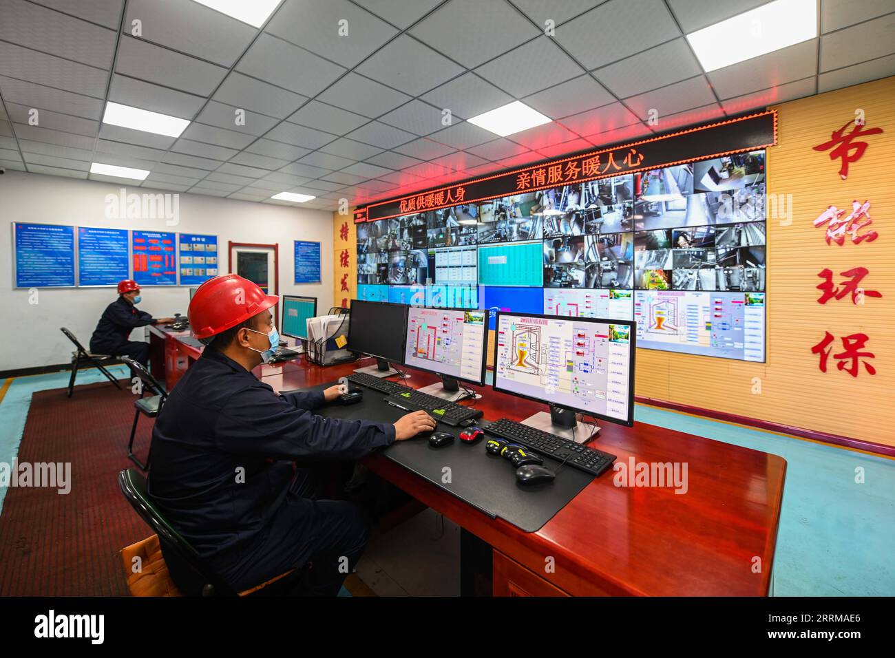 221011 -- HOHHOT, 11 ottobre 2022 -- i lavoratori monitorano il funzionamento delle caldaie in una società di riscaldamento a Hohhot, nella regione autonoma della Mongolia interna della Cina settentrionale, 10 ottobre 2022. La fornitura di riscaldamento inizia all'inizio di quest'anno come risposta per affrontare un forte calo di temperatura a Hohhot. CINA-INTERNO MONGOLIA-HOHHOT-COLD ALIMENTAZIONE RISCALDAMENTO ANTERIORE CN WANGXZECONG PUBLICATIONXNOTXINXCHN Foto Stock