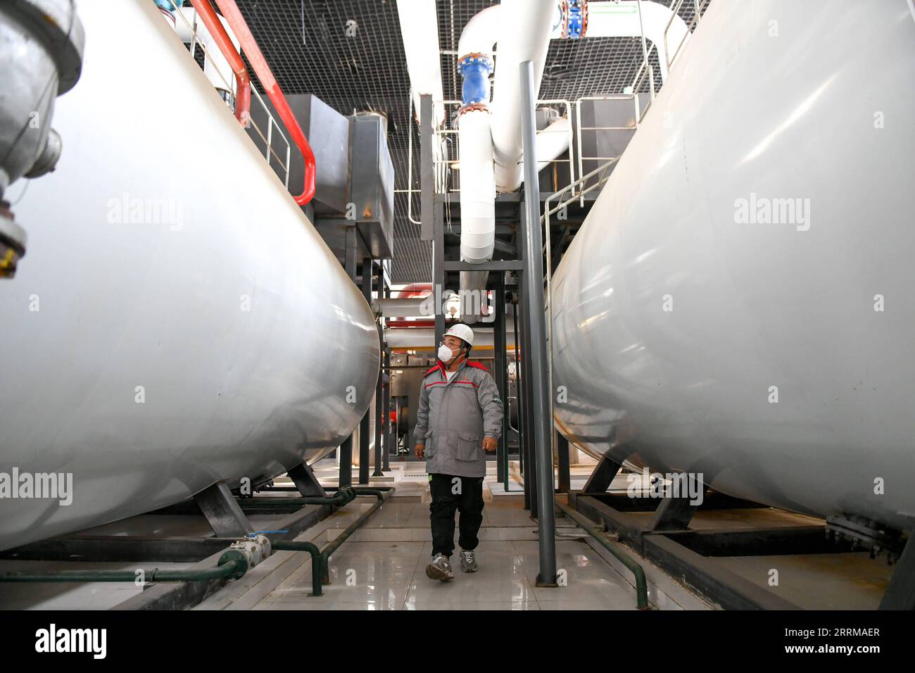 221011 -- HOHHOT, 11 ottobre 2022 -- Un lavoratore controlla il funzionamento delle caldaie in una società di riscaldamento a Hohhot, nella regione autonoma della Mongolia interna della Cina settentrionale, 10 ottobre 2022. La fornitura di riscaldamento inizia all'inizio di quest'anno come risposta per affrontare un forte calo di temperatura a Hohhot. CINA-INTERNA MONGOLIA-HOHHOT-COLD ALIMENTAZIONE RISCALDAMENTO ANTERIORE CN BEIXHE PUBLICATIONXNOTXINXCHN Foto Stock