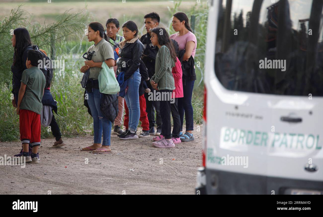 221012 -- EAGLE PASS U.S., 12 ottobre 2022 -- migranti in cerca di asilo in fila presso un checkpoint a Eagle Pass, Texas, Stati Uniti, il 9 ottobre 2022. Gli autobus che trasportano migranti dagli stati di confine guidati dai repubblicani continuano ad arrivare in bastioni liberali come New York, Washington, D.C. e Chicago, trascinando la crisi migratoria degli Stati Uniti nell'occhio della tempesta di battaglie partigiane prima delle elezioni di metà novembre. Foto di /Xinhua TO GO WITH World Insights: Migranti trasportati nell'occhio di tempesta di combattimenti partigiani statunitensi tra Stati Uniti-TEXAS-EAGLE PASS-MIGRANTS-BUSES NickxWagner PUBLICATIONxNOTxINxCHN Foto Stock