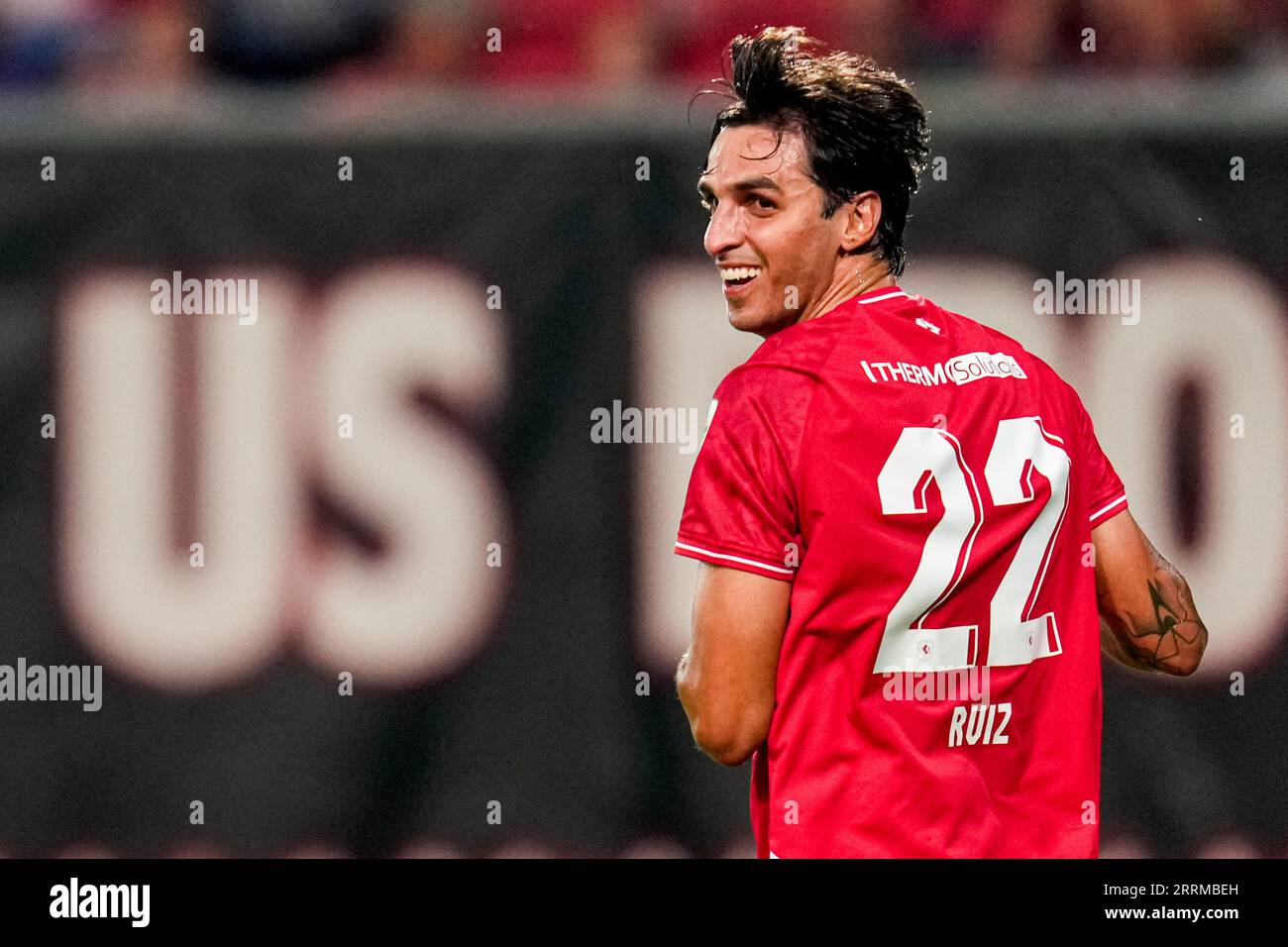 Enschede, Paesi Bassi. 8 settembre 2023. ENSCHEDE, PAESI BASSI - 8 SETTEMBRE: Bryan Ruiz del FC Twente 2010 & 2011 festeggia dopo aver segnato il primo gol della sua squadra durante la partita di addio di Wout Brama tra FC Twente 2010 & 2011 e Wouts All Stars a De Grolsch veste l'8 settembre 2023 a Enschede, Paesi Bassi. (Foto di Patrick Goosen/Orange Pictures) credito: Orange Pics BV/Alamy Live News Foto Stock