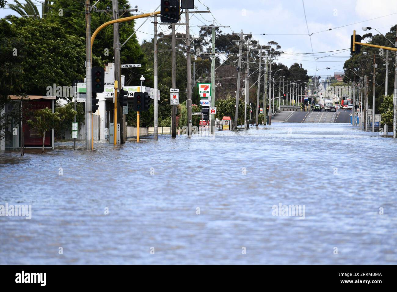 221015 -- MELBOURNE, 15 ottobre 2022 -- foto scattata il 14 ottobre 2022 mostra un'area allagata a Victoria, Australia. I residenti di più comunità nello stato australiano di Victoria hanno ricevuto avvisi di evacuazione venerdì a causa di emergenze di inondazione. Foto di /Xinhua AUSTRALIA-VICTORIA-FLOOD BaixXue PUBLICATIONxNOTxINxCHN Foto Stock