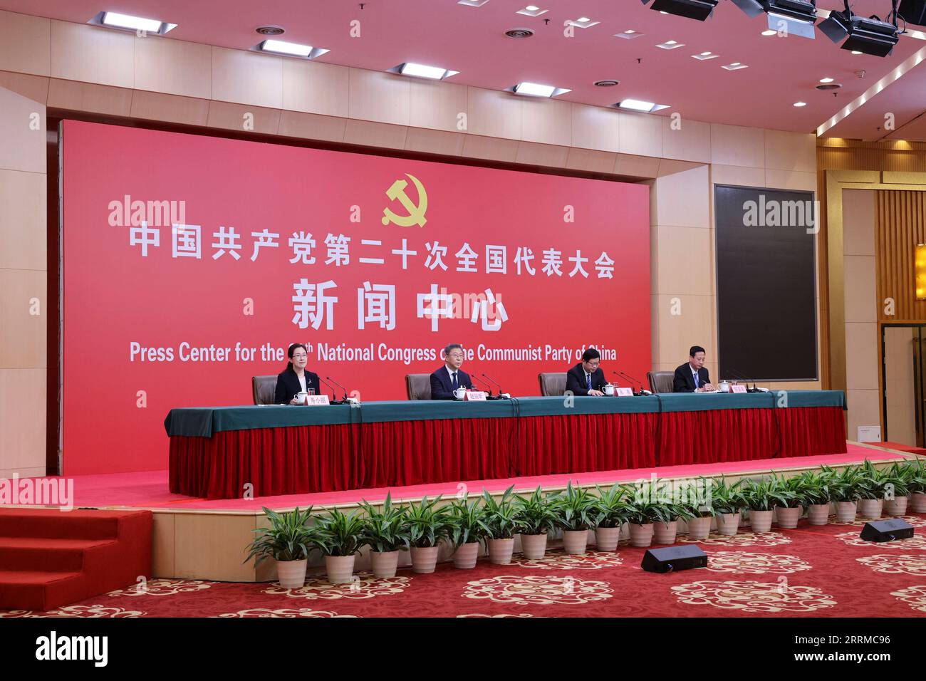 221017 -- PECHINO, 17 ottobre 2022 -- Zhao Chenxin, vicedirettore della Commissione nazionale per lo sviluppo e le riforme, Cong Liang, capo dell'amministrazione statale per il grano e le riserve, e Ren Jingdong, vicedirettore della National Energy Administration, partecipano a una conferenza stampa a margine del 20° Congresso Nazionale del Partito Comunista Cinese a Pechino, capitale della Cina, 17 ottobre 2022. Congresso CPC CHINA-PECHINO-CPC CONGRESSO NAZIONALE-CONFERENZA STAMPA CN ZhangxYuwei PUBLICATIONxNOTxINxCHN Foto Stock