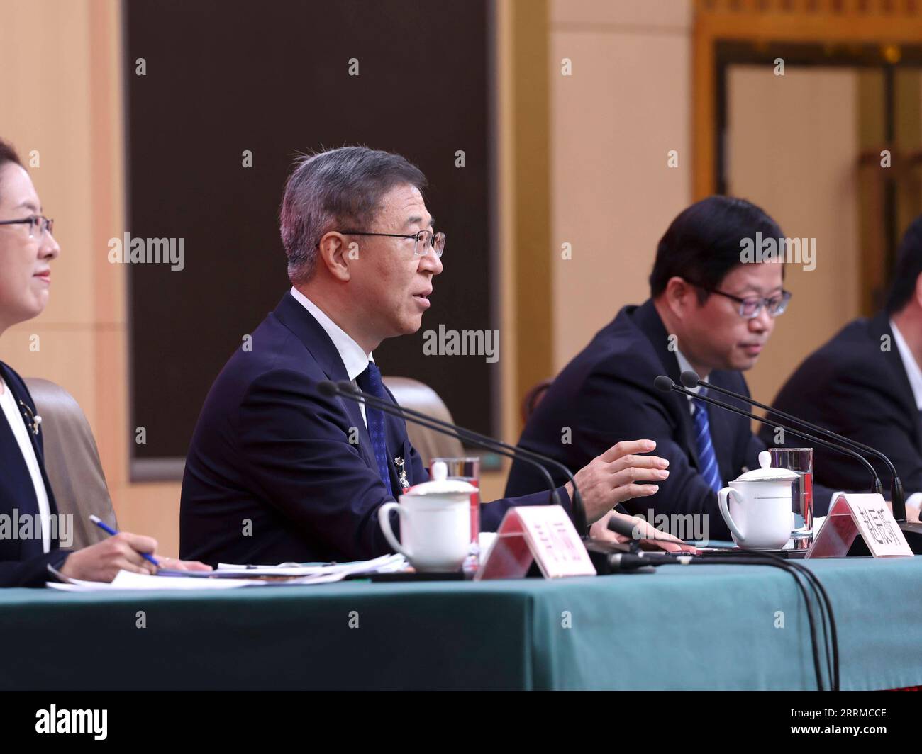 221017 -- PECHINO, 17 ottobre 2022 -- Zhao Chenxin, vicedirettore della Commissione nazionale per lo sviluppo e le riforme, Cong Liang, capo dell'amministrazione statale per il grano e le riserve, e Ren Jingdong, vicedirettore della National Energy Administration, partecipano a una conferenza stampa a margine del 20° Congresso Nazionale del Partito Comunista Cinese a Pechino, capitale della Cina, 17 ottobre 2022. Congresso CPC CHINA-PECHINO-CPC CONGRESSO NAZIONALE-CONFERENZA STAMPA CN ZhangxYuwei PUBLICATIONxNOTxINxCHN Foto Stock