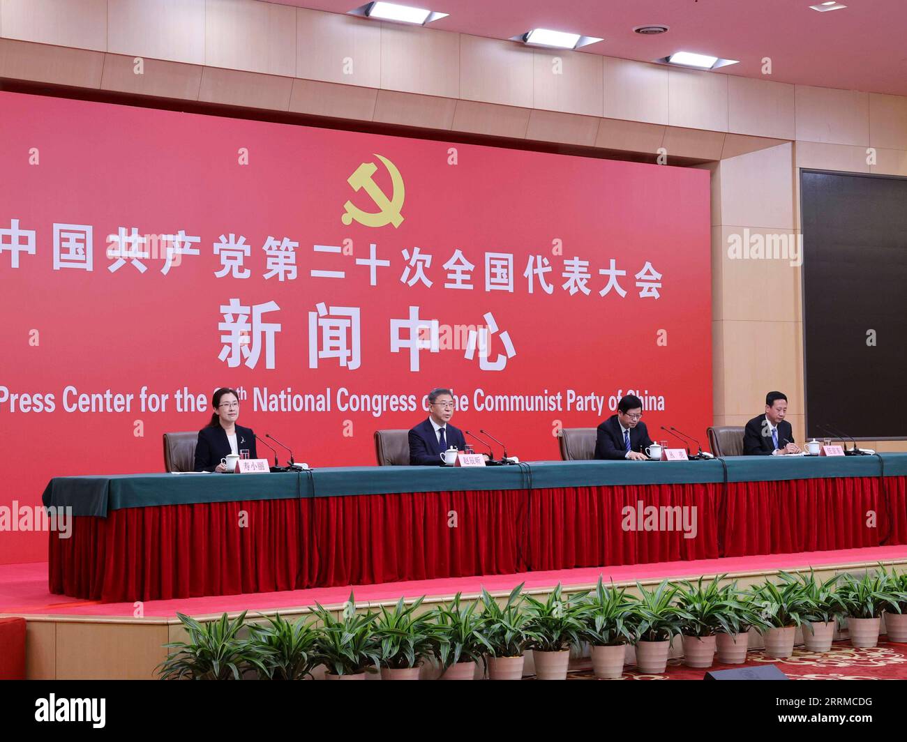 221017 -- PECHINO, 17 ottobre 2022 -- Zhao Chenxin, vicedirettore della Commissione nazionale per lo sviluppo e le riforme, Cong Liang, capo dell'amministrazione statale per il grano e le riserve, e Ren Jingdong, vicedirettore della National Energy Administration, partecipano a una conferenza stampa a margine del 20° Congresso Nazionale del Partito Comunista Cinese a Pechino, capitale della Cina, 17 ottobre 2022. Congresso CPC CHINA-PECHINO-CPC CONGRESSO NAZIONALE-CONFERENZA STAMPA CN ZhangxYuwei PUBLICATIONxNOTxINxCHN Foto Stock