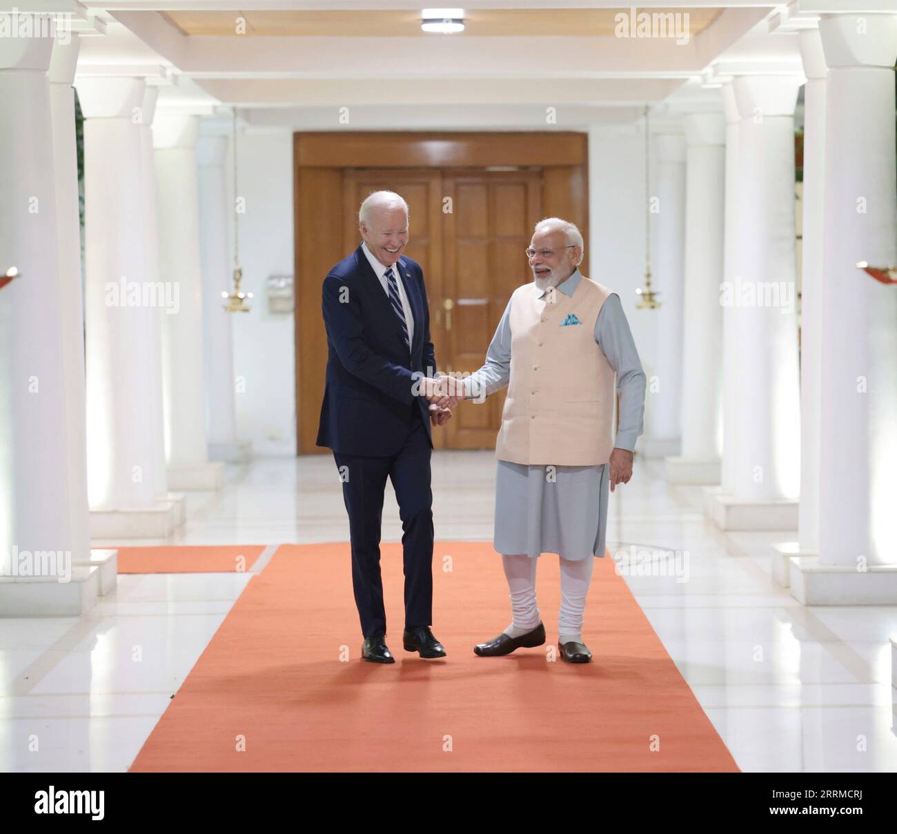 Nuova Delhi, India. 8 settembre 2023. Il primo ministro indiano Narendra modi, a destra, cammina con il presidente degli Stati Uniti Joe Biden, a sinistra, in partenza dopo il loro incontro bilaterale, l'8 settembre 2023 a nuova Delhi, in India. Credito: Hemant Joshi/Ufficio informazioni stampa/Alamy Live News Foto Stock
