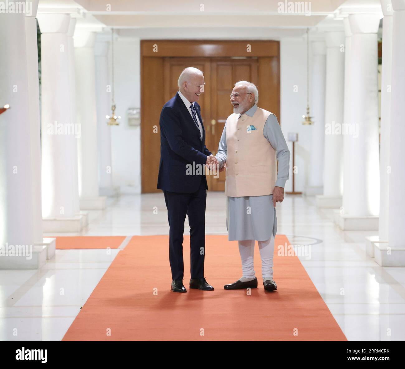 Nuova Delhi, India. 8 settembre 2023. Il primo ministro indiano Narendra modi, a destra, cammina con il presidente degli Stati Uniti Joe Biden, a sinistra, in partenza dopo il loro incontro bilaterale, l'8 settembre 2023 a nuova Delhi, in India. Credito: Hemant Joshi/Ufficio informazioni stampa/Alamy Live News Foto Stock
