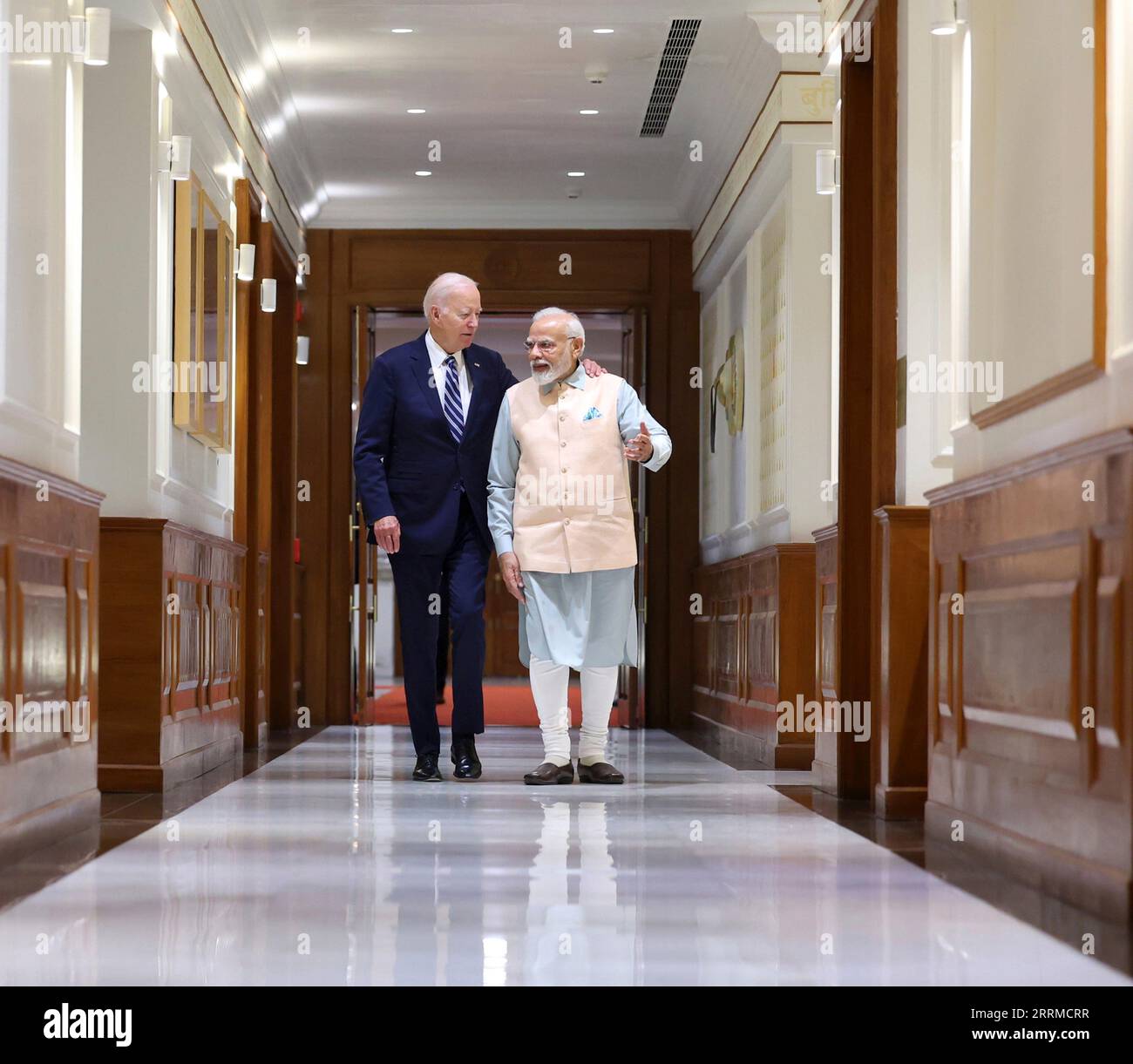 Nuova Delhi, India. 8 settembre 2023. Il primo ministro indiano Narendra modi, a destra, cammina con il presidente degli Stati Uniti Joe Biden, a sinistra, prima dell'inizio del loro incontro bilaterale, l'8 settembre 2023, a nuova Delhi, in India. Credito: Hemant Joshi/Ufficio informazioni stampa/Alamy Live News Foto Stock