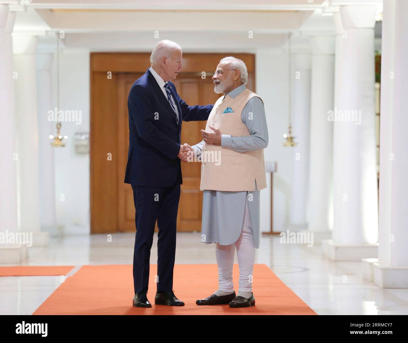 Nuova Delhi, India. 8 settembre 2023. Il primo ministro indiano Narendra modi, a destra, cammina con il presidente degli Stati Uniti Joe Biden, a sinistra, in partenza dopo il loro incontro bilaterale, l'8 settembre 2023 a nuova Delhi, in India. Credito: Hemant Joshi/Ufficio informazioni stampa/Alamy Live News Foto Stock