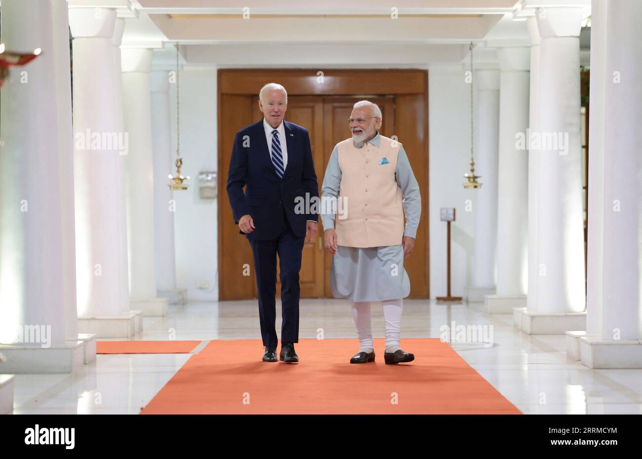 Nuova Delhi, India. 8 settembre 2023. Il primo ministro indiano Narendra modi, a destra, cammina con il presidente degli Stati Uniti Joe Biden, a sinistra, in partenza dopo il loro incontro bilaterale, l'8 settembre 2023 a nuova Delhi, in India. Credito: Hemant Joshi/Ufficio informazioni stampa/Alamy Live News Foto Stock