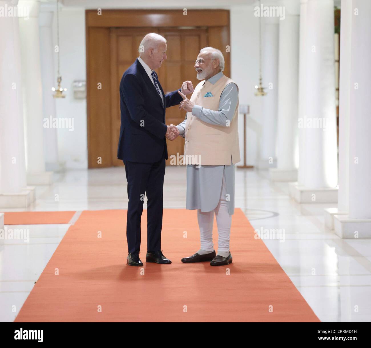 Nuova Delhi, India. 8 settembre 2023. Il primo ministro indiano Narendra modi, a destra, cammina con il presidente degli Stati Uniti Joe Biden, a sinistra, in partenza dopo il loro incontro bilaterale, l'8 settembre 2023 a nuova Delhi, in India. Credito: Hemant Joshi/Ufficio informazioni stampa/Alamy Live News Foto Stock