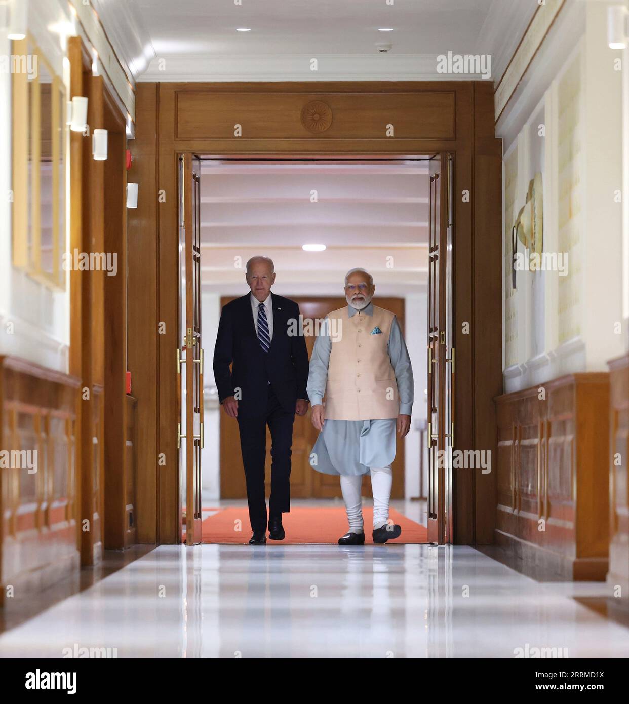 Nuova Delhi, India. 8 settembre 2023. Il primo ministro indiano Narendra modi, a destra, cammina con il presidente degli Stati Uniti Joe Biden, a sinistra, prima dell'inizio del loro incontro bilaterale, l'8 settembre 2023, a nuova Delhi, in India. Credito: Hemant Joshi/Ufficio informazioni stampa/Alamy Live News Foto Stock