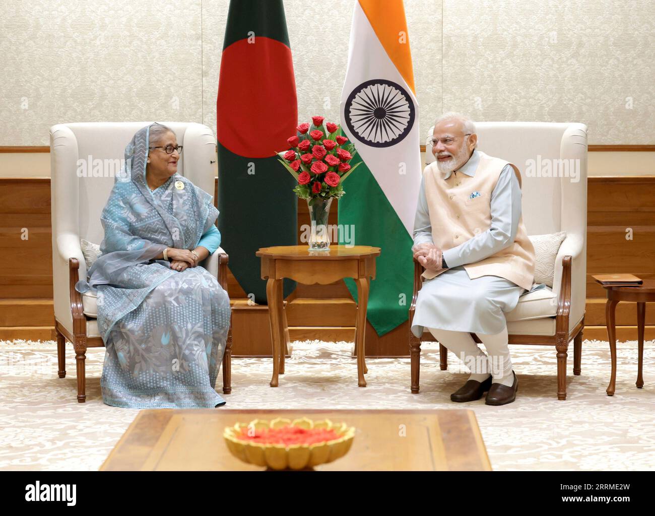 Nuova Delhi, India. 8 settembre 2023. Il primo ministro indiano Narendra modi, a destra, e il primo ministro del Bangladesh Sheikh Hasina, hanno lasciato la band, chiacchierando prima dell'inizio del loro incontro bilaterale presso il primo ministro residente Panchavati, l'8 settembre 2023 a nuova Delhi, in India. Credito: Naveen Jora/Ufficio informazioni stampa/Alamy Live News Foto Stock