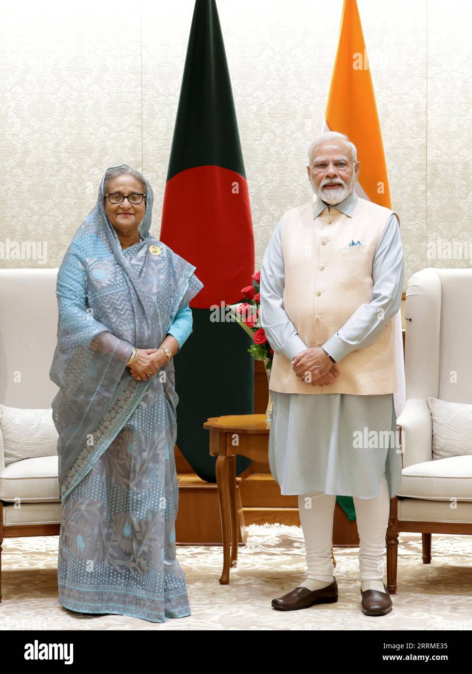 Nuova Delhi, India. 8 settembre 2023. Il primo ministro indiano Narendra modi, a destra, e il primo ministro del Bangladesh Sheikh Hasina, a sinistra, si pongono prima dell'inizio della loro riunione bilaterale al primo ministro residente Panchavati, l'8 settembre 2023 a nuova Delhi, in India. Credito: Naveen Jora/Ufficio informazioni stampa/Alamy Live News Foto Stock