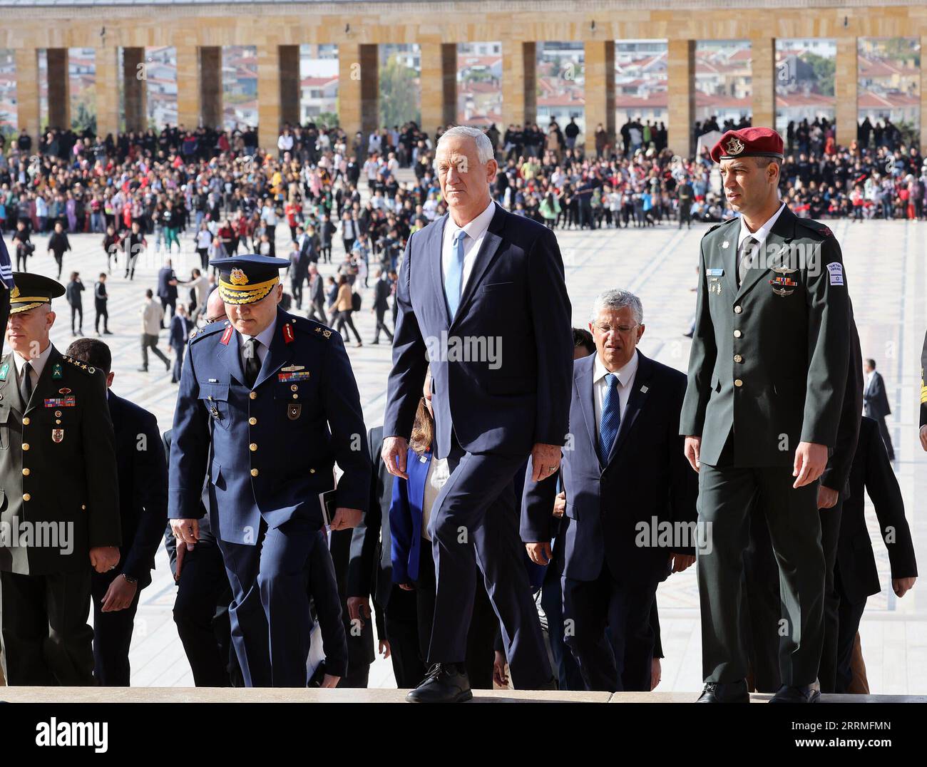 221027 -- ANKARA, 27 ottobre 2022 -- il ministro della difesa israeliano Benny Gantz visita Anitkabir, il mausoleo del fondatore della Repubblica turca Mustafa Kemal Ataturk, ad Ankara, Trkiye, il 27 ottobre 2022. Il ministro della difesa israeliano Benny Gantz ha visitato Trkiye giovedì per il primo incontro tra i due ministri della difesa dei paesi dal 2010 dopo anni di tensioni nei legami bilaterali. Foto di /Xinhua TRKIYE-ANKARA-MINISTRO DELLA DIFESA ISRAELIANO-VISITA MustafaxKaya PUBLICATIONxNOTxINxCHN Foto Stock