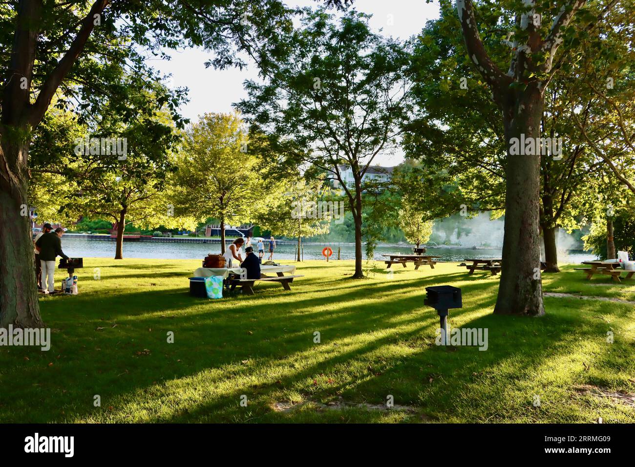 Tavoli da picnic al parco presso la spiaggia di Clifton a Lakewood, Ohio Foto Stock