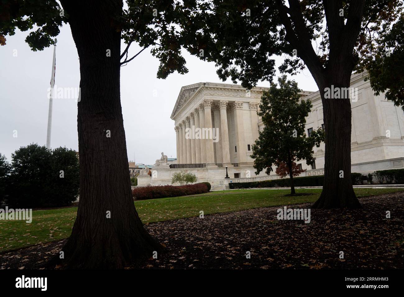 221101 -- WASHINGTON, D.C., 1 novembre 2022 -- questa foto scattata il 31 ottobre 2022 mostra la Corte Suprema degli Stati Uniti a Washington, D.C., negli Stati Uniti. La Corte Suprema degli Stati Uniti ha ascoltato le argomentazioni sull'uso di un'azione affermativa nelle ammissioni al college lunedì. Le cause sono state avanzate da studenti per Fair Admissions SFFA, un gruppo di membri senza scopo di lucro, contro le politiche di ammissione all'Università della Carolina del Nord UNC e Harvard. U.S.-WASHINGTON, D.C.-SUPREME COURT-COLLEGE AMMISSIONE-ARGOMENTO LIUXJIE PUBLICATIONXNOTXINXCHN Foto Stock