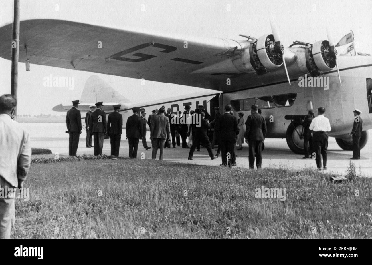 Bruxelles. c.1933 – Re Alberto i e Regina Elisabetta del Belgio e Duca e Duchessa di Brabante sbarcano l'aereo di linea britannico Armstrong Whitworth AW.15 Atalanta "Aurora" (G-ABTM) dell'Imperial Airways, dopo aver completato un volo da Bruxelles ad Anversa e ritorno il 9 giugno 1933. Intorno all'aereo ci sono un gruppo di VIP e personale della Imperial Airways. Foto Stock