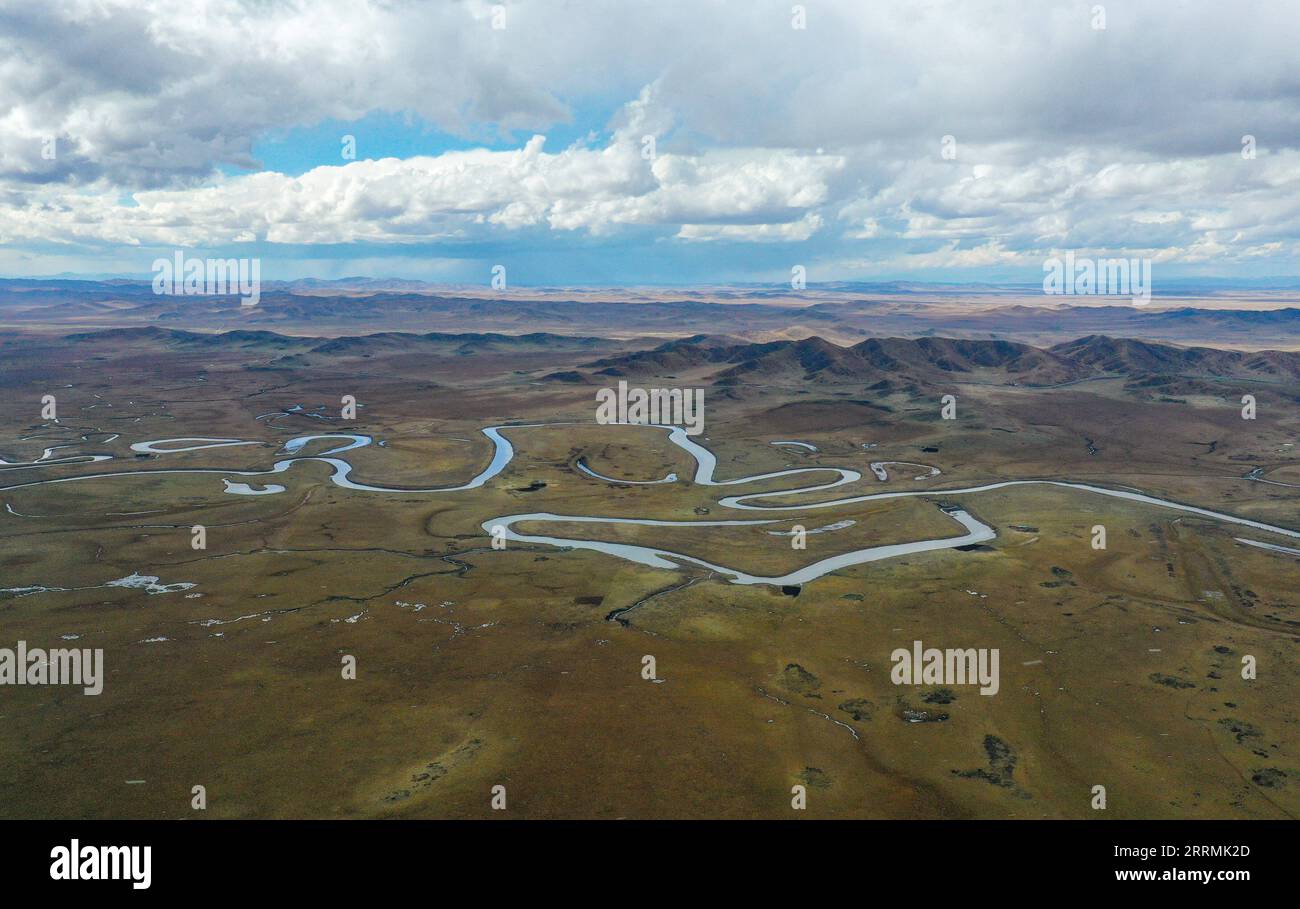 221103 -- ABA, 3 novembre 2022 -- questa foto aerea scattata il 19 ottobre 2022 mostra una vista del fiume Requ nella contea di Ruoergai della prefettura autonoma di Aba Tibetan-Qiang, nella provincia del Sichuan della Cina sud-occidentale. La riserva naturale nazionale delle paludi di Ruoergai è stata istituita per proteggere l'ecosistema locale delle paludi torbiere e specie rare come la gru a collo nero. Nota per le vaste praterie punteggiate da tortuosi fiumi, laghi e paludi, questa riserva naturale è diventata una a livello nazionale nel 1998 ed è stata designata come zona umida di importanza internazionale nel 2008. L'ambiente ecologico delle aree protette con Foto Stock