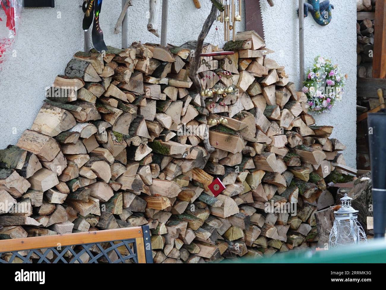 221103 -- BERLINO, 3 novembre 2022 -- la legna da ardere è immagazzinata fuori da una casa a Berlino, capitale della Germania, 1 novembre 2022. In risposta all'aumento dei prezzi dell'energia, alcuni residenti di Berlino hanno iniziato a immagazzinare legna da ardere per il prossimo inverno. GERMANIA-BERLINO-INVERNO-LEGNA DA ARDERE RenxPengfei PUBLICATIONxNOTxINxCHN Foto Stock