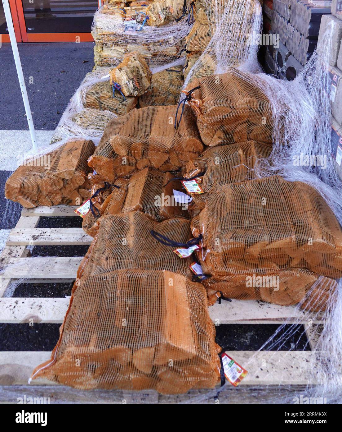 221103 -- BERLINO, 3 novembre 2022 -- legna da ardere è visibile sullo scaffale di un supermercato di materiali da costruzione a Berlino, capitale della Germania, 2 novembre 2022. In risposta all'aumento dei prezzi dell'energia, alcuni residenti di Berlino hanno iniziato a immagazzinare legna da ardere per il prossimo inverno. GERMANIA-BERLINO-INVERNO-LEGNA DA ARDERE RenxPengfei PUBLICATIONxNOTxINxCHN Foto Stock