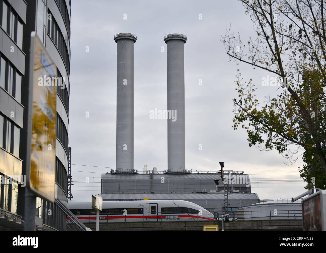 221107 -- BERLINO, 7 novembre 2022 -- Un treno passa per uno stabilimento a Berlino, Germania, il 7 novembre 2022. Nonostante l'impennata dei prezzi dell'energia e i continui problemi della catena di approvvigionamento, la produzione industriale in Germania a settembre è aumentata del 0,6 per cento mese su mese, ha detto lunedì l'Ufficio federale di statistica Destatis. GERMANIA-BERLINO-PRODUZIONE INDUSTRIALE-AUMENTO RenxPengfei PUBLICATIONxNOTxINxCHN Foto Stock