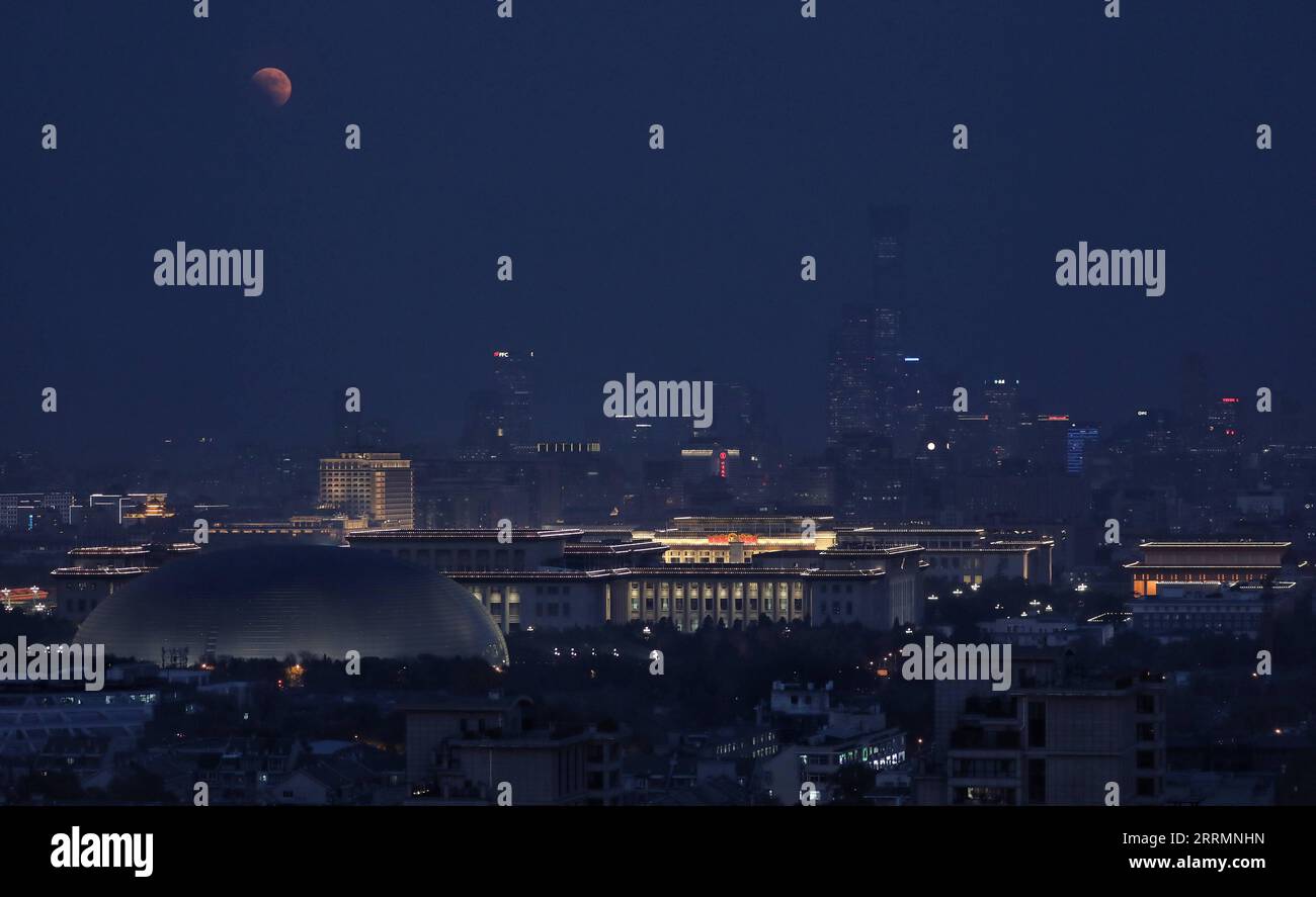 221108 -- PECHINO, 8 novembre 2022 -- la luna è vista durante un'eclissi lunare totale a Pechino, capitale della Cina, 8 novembre 2022. CHINA-BEIJING-LUNAR ECLIPSE CN ChengxTingting PUBLICATIONxNOTxINxCHN Foto Stock