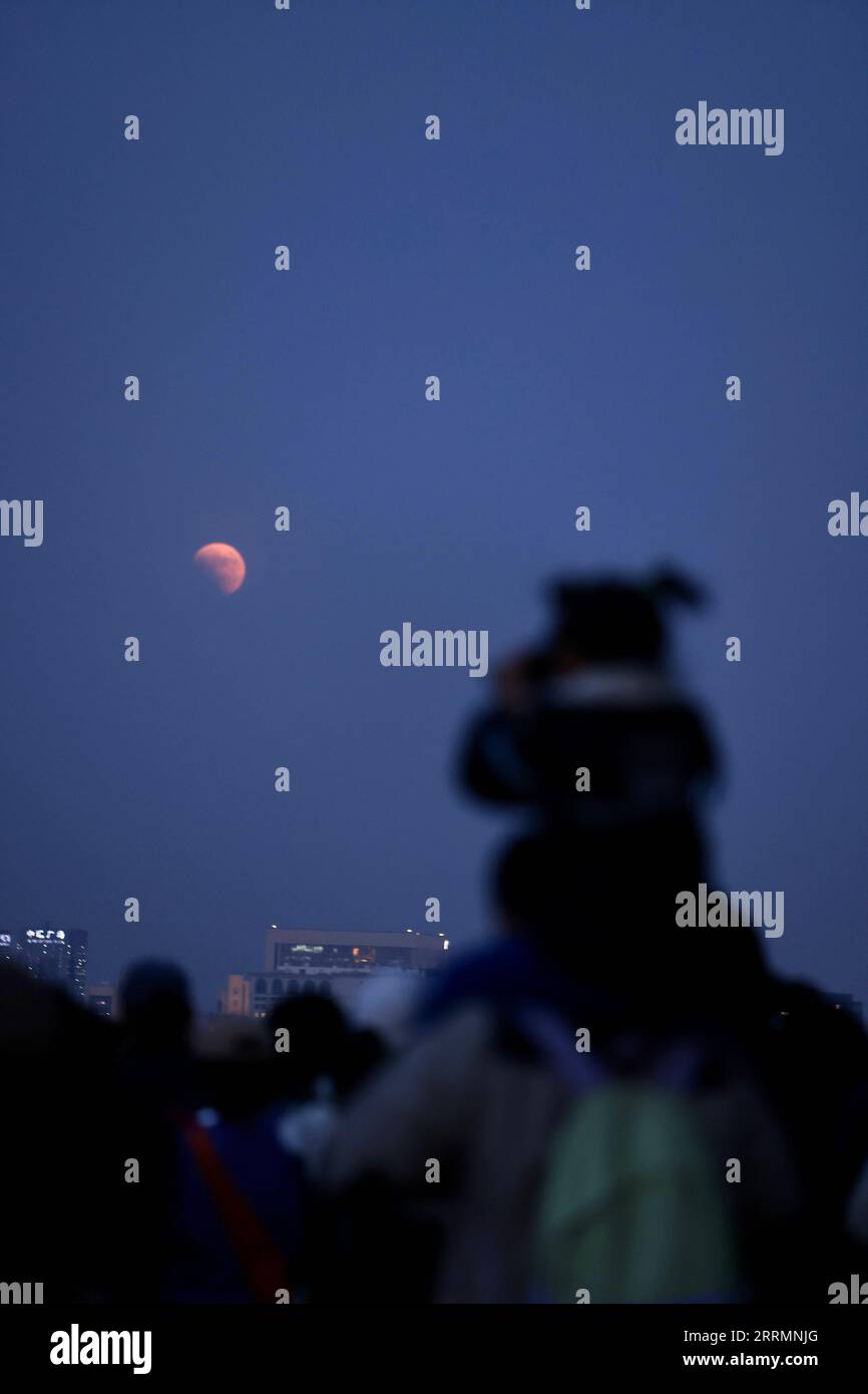 221108 -- PECHINO, 8 novembre 2022 -- la gente guarda l'eclissi lunare totale al Jingshan Park di Pechino, capitale della Cina, 8 novembre 2022. CHINA-BEIJING-LUNAR ECLIPSE CN HaoxZhao PUBLICATIONxNOTxINxCHN Foto Stock