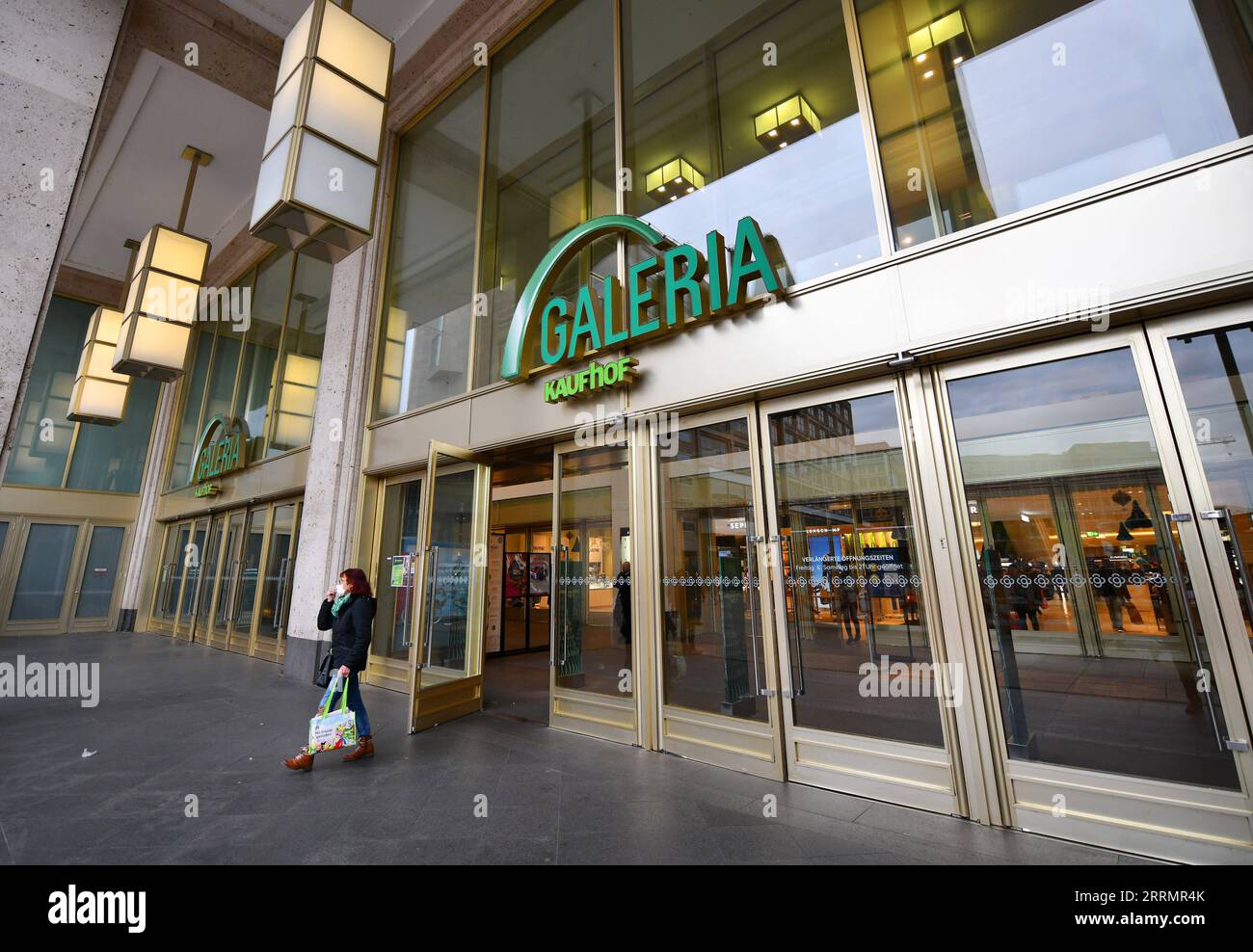 221111 -- BERLINO, 11 novembre 2022 -- Un consumatore lascia un centro commerciale a Berlino, capitale della Germania, 7 novembre 2022. Secondo i dati ufficiali, l'inflazione in Germania, la più grande economia europea, è in aumento e ha raggiunto il 10,4% in ottobre. GERMANIA-BERLINO-INFLAZIONE RenxPengfei PUBLICATIONxNOTxINxCHN Foto Stock