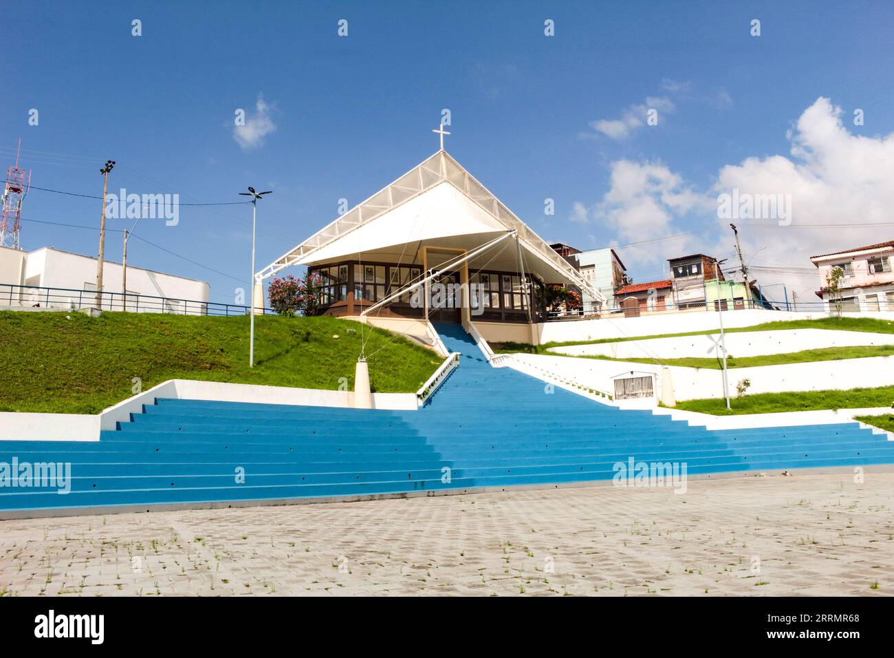 La moderna cappella di São Pedro con la sua scalinata blu, nel quartiere madre Deus, nella città di São Luís, Maranhão, Brasile nord-orientale, Sud Foto Stock