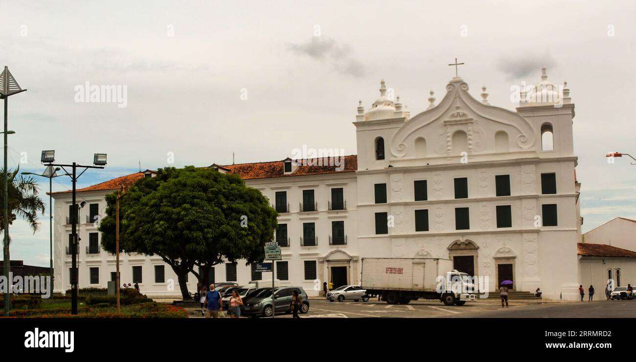 Facciata dell'edificio del Museo di Arte Sacra di Pará e della Chiesa di Santo Alexandre, nella città di Belém, stato di Pará, Brasile settentrionale, so Foto Stock