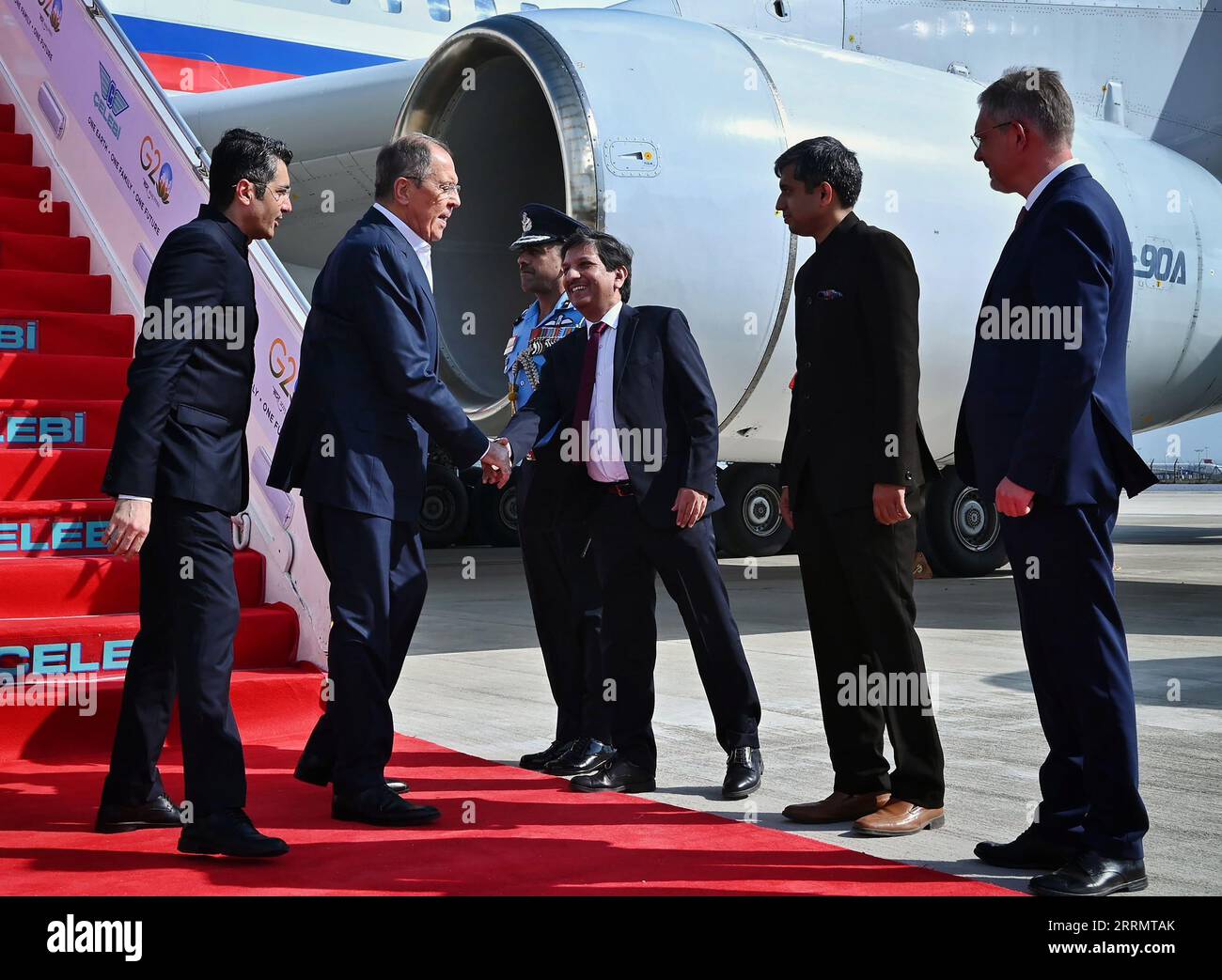 Nuova Delhi, India. 8 settembre 2023. Il ministro degli Esteri russo Sergei Lavrov (2L) arriva all'aeroporto alla vigilia del vertice di due giorni del G20 a nuova Delhi venerdì 8 settembre 2023. Foto di G20 India/ credito: UPI/Alamy Live News Foto Stock