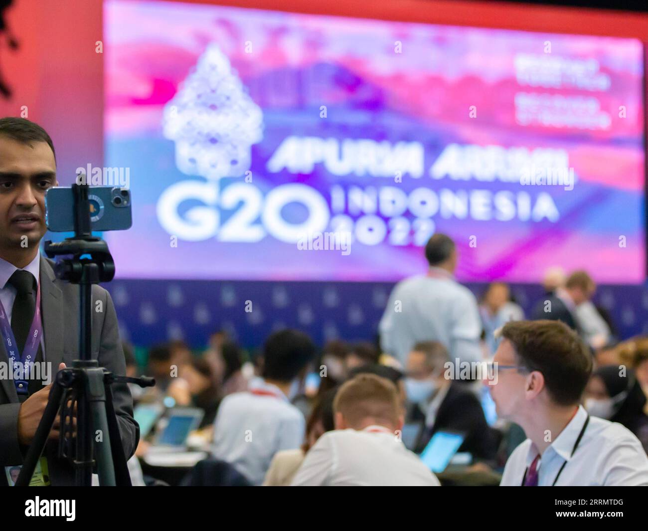 221115 -- BALI, 15 novembre 2022 -- i giornalisti lavorano al centro dei media per il diciassettesimo vertice del G20 a Bali, Indonesia, 15 novembre 2022. Il vertice del G20 è iniziato qui martedì, con le questioni relative alla ripresa economica mondiale, ai sistemi sanitari mondiali e al cambiamento climatico al centro della scena. INDONESIA-BALI-G20 SUMMIT-OPENING WangxYiliang PUBLICATIONxNOTxINxCHN Foto Stock