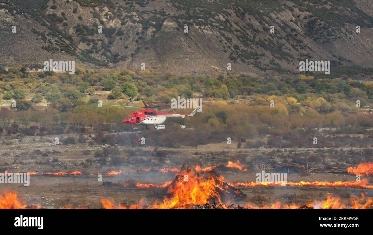 221116 -- LHASA, 16 novembre 2022 -- un'esercitazione aerea è condotta dalla squadra di soccorso aerea del Tibet per la risposta alle emergenze per addestrarsi agli incendi nella regione autonoma del Tibet del sud-ovest della Cina, 12 novembre 2022. PER ANDARE CON il Tibet crea la prima squadra di soccorso aerea CHINA-TIBET-AIRBORNE EMERGENCY RESCUE TEAM CN HuangxYaoman PUBLICATIONxNOTxINxCHN Foto Stock