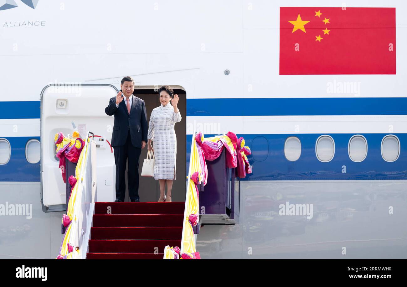 221117 -- BANGKOK, 17 novembre 2022 -- il presidente cinese Xi Jinping e sua moglie Peng Liyuan escono dalla cabina al loro arrivo all'aeroporto Suvarnabhumi di Bangkok, Thailandia, 17 novembre 2022. XI è arrivato qui giovedì per partecipare al 29° incontro dei leader economici della cooperazione economica Asia-Pacifico APEC e visitare la Thailandia. THAILANDIA-BANGKOK-XI JINPING-APEC INCONTRO-VISITA-ARRIVO ZHAIXJIANLAN PUBLICATIONXNOTXINXCHN Foto Stock