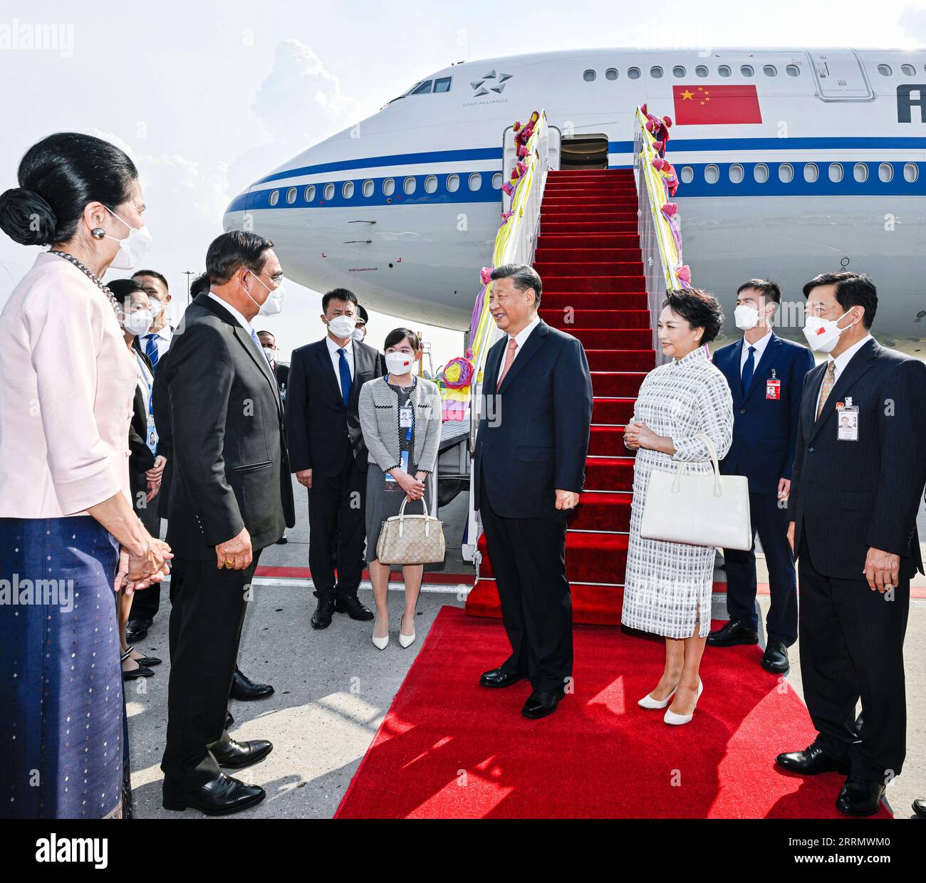 221117 -- BANGKOK, 17 novembre 2022 -- il presidente cinese Xi Jinping e sua moglie Peng Liyuan sono calorosamente accolti al loro arrivo dal primo ministro thailandese Prayut Chan-o-cha, dal vice primo ministro e ministro degli Esteri Don Pramudwinai e dal ministro della Cultura Itthiphol Khunpluem e dai loro coniugi all'aeroporto Suvarnabhumi di Bangkok, Thailandia, 17 novembre 2022. XI è arrivato qui giovedì per partecipare al 29° incontro dei leader economici della cooperazione economica Asia-Pacifico APEC e visitare la Thailandia. THAILANDIA-BANGKOK-XI JINPING-APEC INCONTRO-VISITA-ARRIVO YINXBOGU PUBLICATIONXNOTXINXCHN Foto Stock