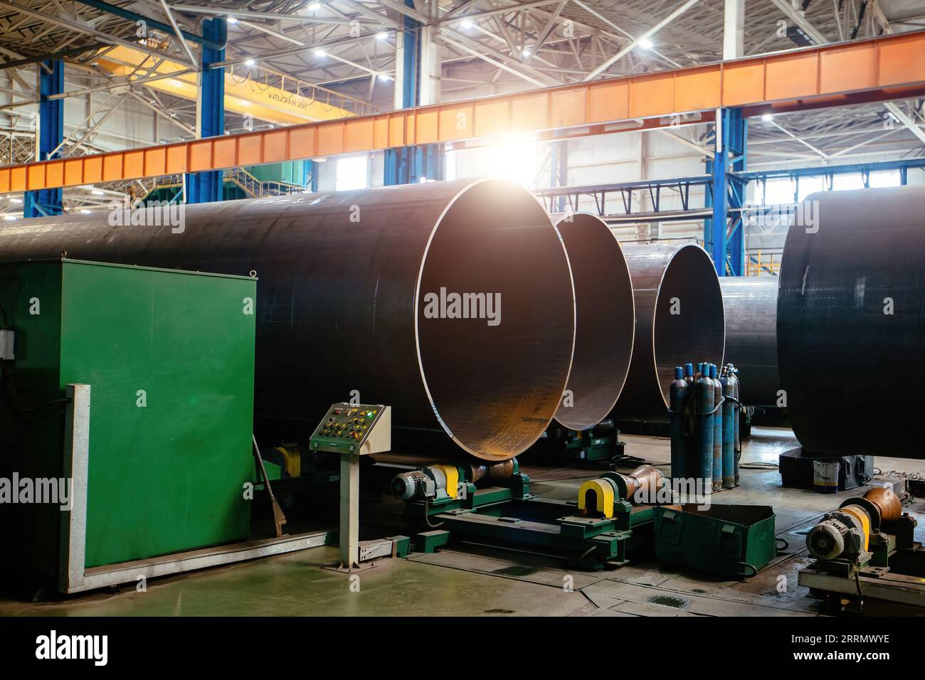 Moderna linea di produzione di tubi per giunzioni in fabbrica. Tubi di nuova fabbricazione sul trasportatore a rulli. Foto Stock