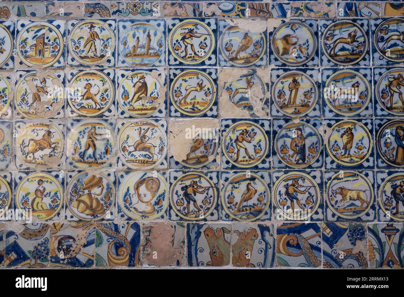 Piastrelle di porcellana nei Giardini reali dell'Alcazar che mostrano scene di caccia, Siviglia, Spagna Foto Stock