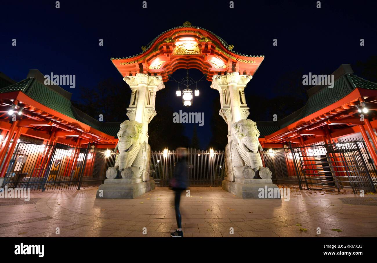 221119 -- BERLINO, 19 novembre 2022 -- Una persona cammina davanti allo zoo di Berlino, Germania, 18 novembre 2022. Lo zoo di Berlino è temporaneamente chiuso da venerdì a causa dell'influenza aviaria, secondo i rapporti dei media. GERMANIA-BERLINO-ZOO-INFLUENZA AVIARIA-CHIUSO RENXPENGFEI PUBLICATIONXNOTXINXCHN Foto Stock