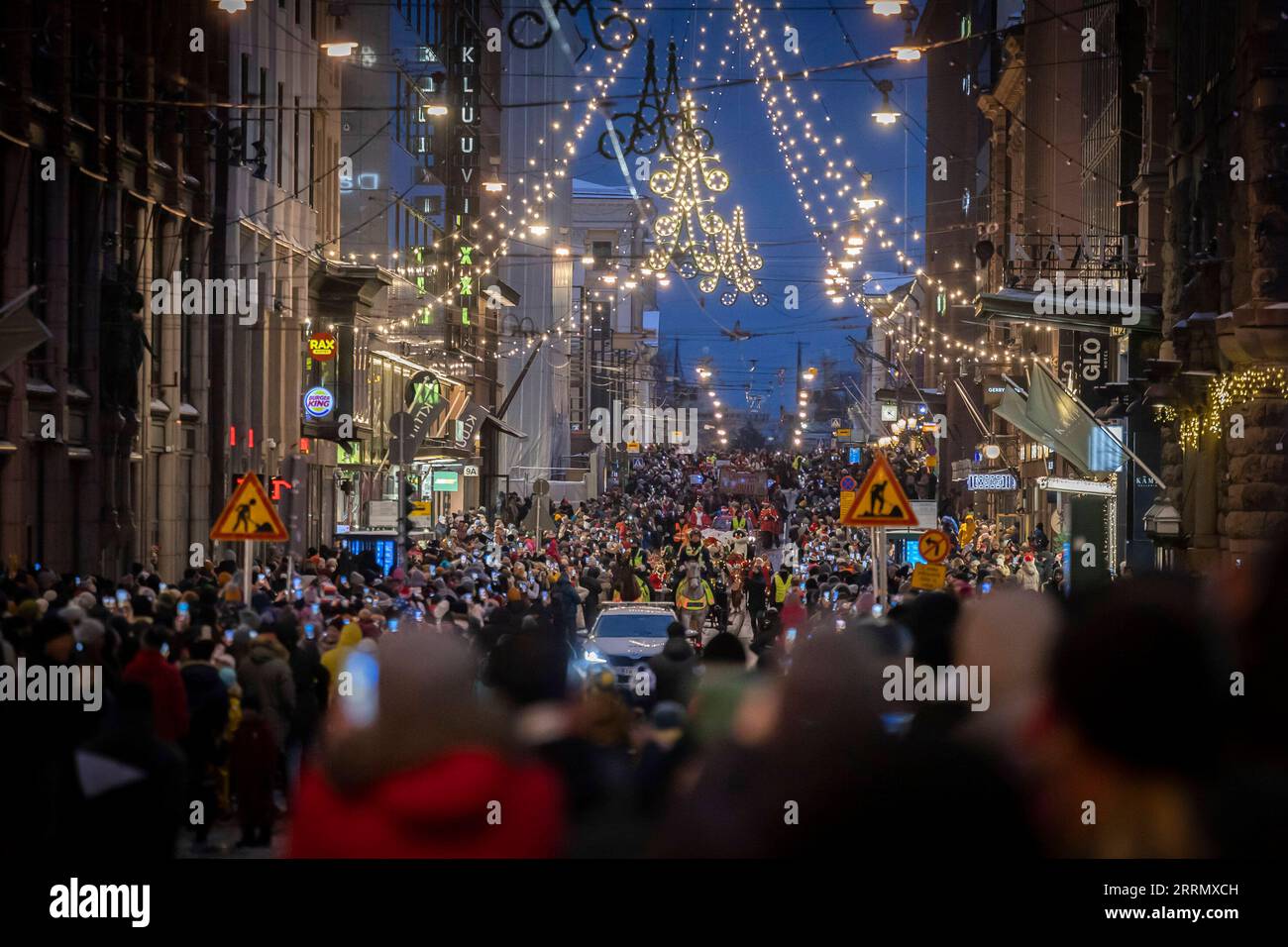 221120 -- HELSINKI, 20 novembre 2022 -- la gente partecipa alla celebrazione di apertura di Natale a Helsinki, Finlandia, 19 novembre 2022. La festa di apertura di Natale si è tenuta nel centro di Helsinki il sabato con una sfilata scintillante, segnando l'inizio della stagione festiva. Foto di Matti Matikainen/Xinhua FINLAND-HELSINKI-CHRISTMAS-CELEBRATION ChenxJing PUBLICATIONxNOTxINxCHN Foto Stock