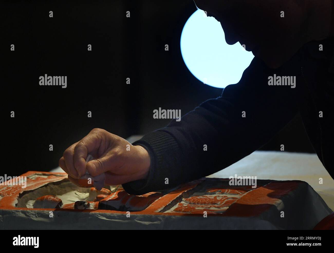 221121 -- ZHENGZHOU, 21 novembre 2022 -- li Renqing mostra come applicare l'inchiostro sulla carta sfregata in una sala espositiva del Zhengzhou Shang Dynasty Ruins Museum a Zhengzhou, provincia di Henan, Cina centrale, 17 novembre 2022. Fare gomme per le iscrizioni in tablet è un mestiere con una storia di oltre 1.000 anni in Cina, inventato come un modo per copiare documenti ancor prima dell'arte della stampa. Rinnovando il tradizionale mestiere da sfregamento che può essere applicato solo alla superficie piana, li Renqing, nato nel 1963 a Xinyang, nella provincia di Henan, nella Cina centrale, ha lavorato per tutta la vita su gomme di alto rilievo culturale Foto Stock